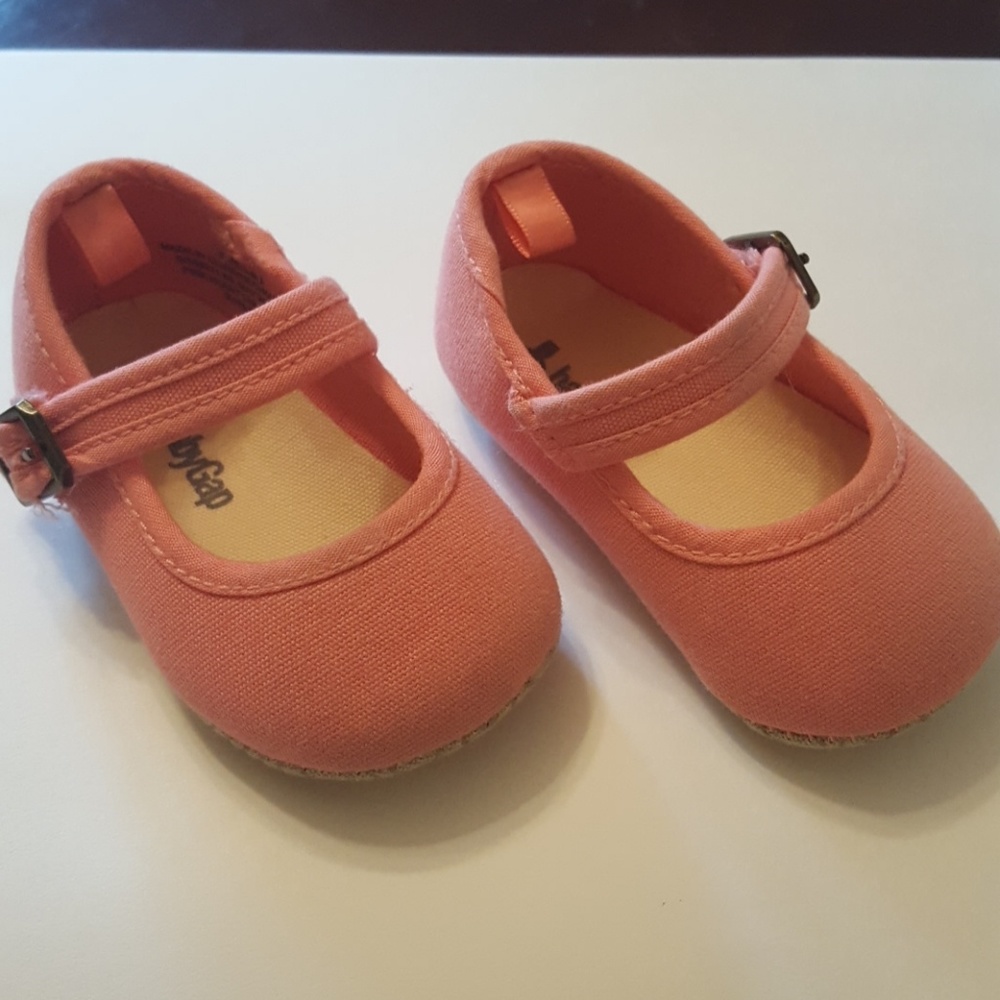 Baby Gap soft sole shoes sz 3-6 months